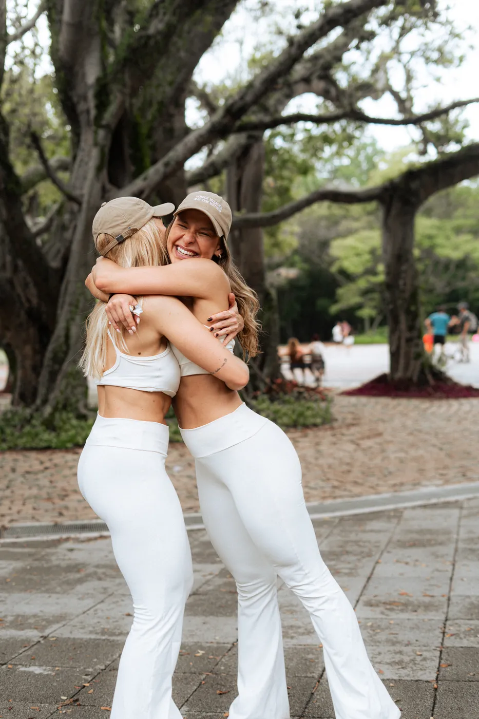 Alice e Gardênia se abraçando no parque durante o evento